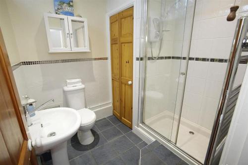 Phòng tắm tại 2 Bed in Mumbles oc-hh120