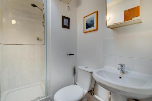 Et badeværelse på 1 Bed in Mumbles oc-hh1110