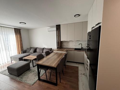 eine Küche und ein Wohnzimmer mit Sofa und Tisch in der Unterkunft Apartment Viewpoint in Posušje