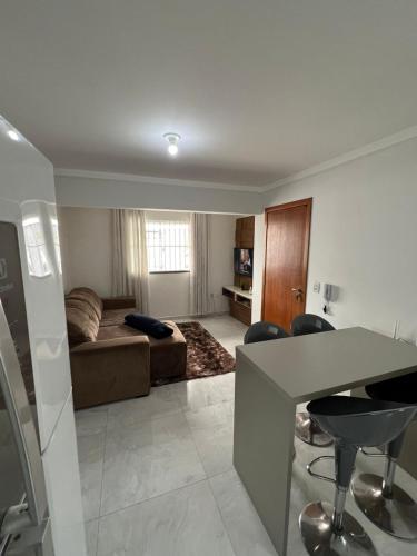 un soggiorno con un divano e un tavolo di Aurora Boreal a Tijucas