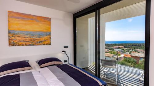 En eller flere senge i et værelse på Luxury villa Mar with infinity pool in Rab