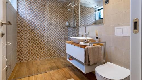 Et badeværelse på Luxury villa Mar with infinity pool in Rab