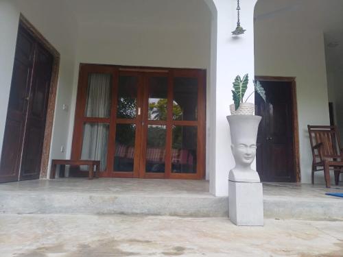 Facaden eller indgangen til villa Calm Haven