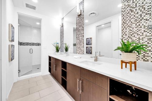 a bathroom with a large sink and a mirror at Viridian 201 in Santa Rosa Beach