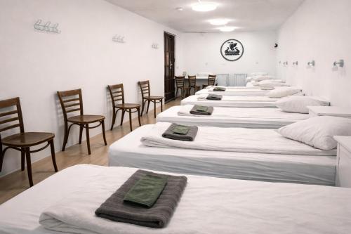 een rij bedden opgesteld in een kamer met stoelen bij Selfoss Hostel in Selfoss