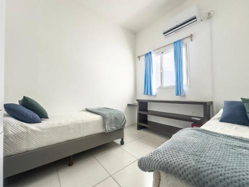 Giường trong phòng chung tại Hotel Mar y Arte Piriapolis