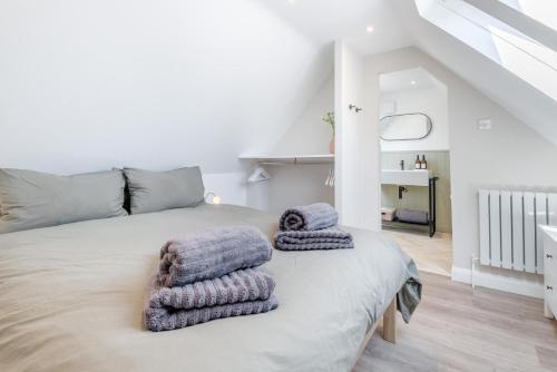 ein Schlafzimmer mit einem Bett mit Handtüchern darauf in der Unterkunft 2 Bed in Kemble oc-t32197 in Kemble