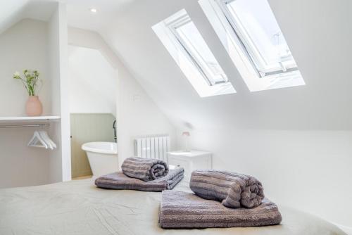 ein weißes Badezimmer mit zwei Handtüchern auf dem Boden in der Unterkunft 2 Bed in Kemble oc-t32197 in Kemble