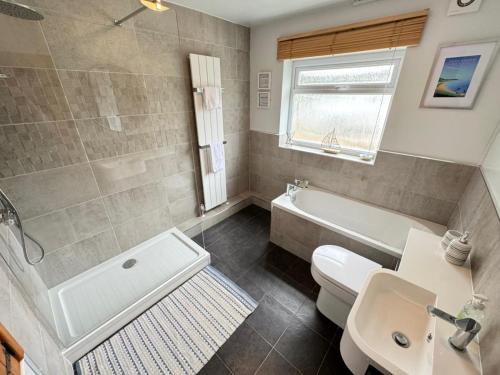 Et badeværelse på 3 Bed in Overton oc-hh2103