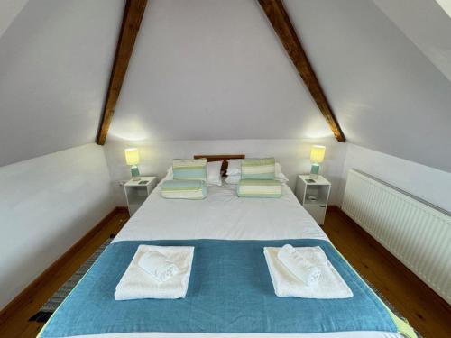 En eller flere senge i et værelse på 3 Bed in Overton oc-hh2103