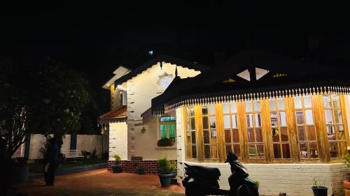 Hidden heritage ins في أوتي: مبنى في الليل امامه تمثال