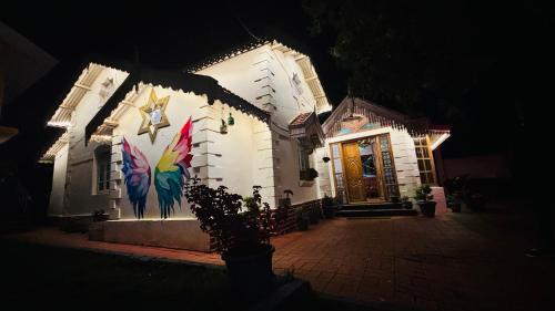 Hidden heritage ins في أوتي: مبنى عليه لوحة في الليل