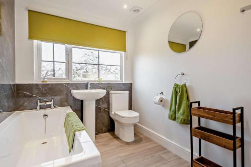 ein Badezimmer mit Badewanne, Waschbecken und Toilette in der Unterkunft 2 Bed in Gimingham oc-h27869 in Trimingham