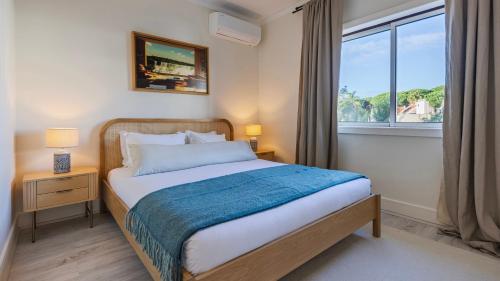 Estoril Upscale Apartment with Pool by LovelyStay