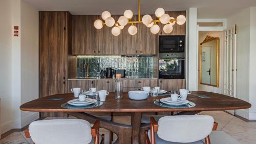 Estoril Upscale Apartment with Pool by LovelyStay