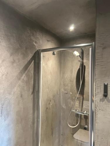 a shower stall in a bathroom with a shower at Le refuge de Villeroux in Vaux-sur-Sûre