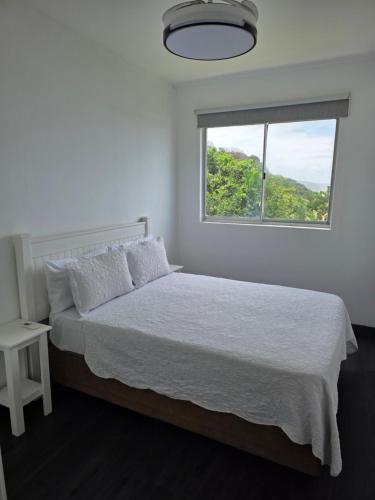 Postel nebo postele na pokoji v ubytování 92 Camarque - 3 Bedroom Apartment In Umdloti - 180 Degree Sea Views