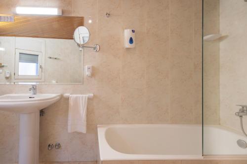 um banheiro com banheira, pia e chuveiro em Hotel Oros by Nexta em Encamp