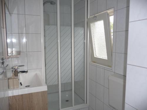 un bagno con doccia e lavandino di CHALET36 in GROU a Grou