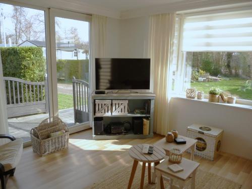 un soggiorno con una TV a schermo piatto su un supporto di CHALET36 in GROU a Grou