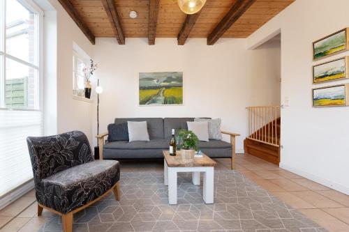 un soggiorno con un divano e un tavolo di Räucherhäuschen a Fehmarn