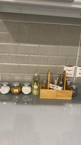 ein Regal mit vielen Gläsern auf dem Boden in der Unterkunft روف جازان ذات التصميم الفندقي in Dschāzān