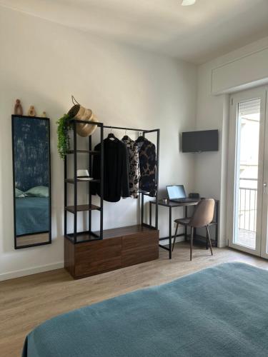 een kamer met een bed, een bureau en een tafel bij Hotel Sylva in Cattolica