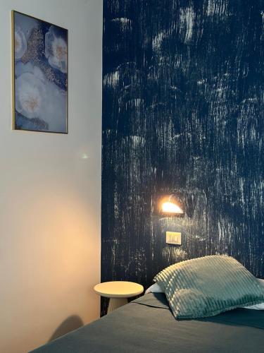 een slaapkamer met een bed en een muur met een schilderij bij Hotel Sylva in Cattolica