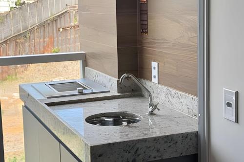 un bagno con lavandino in un bancone di Unique a Viçosa