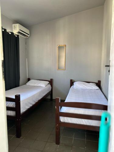 twee bedden in een kleine kamer bij Pousada 4 Estações in Maceió