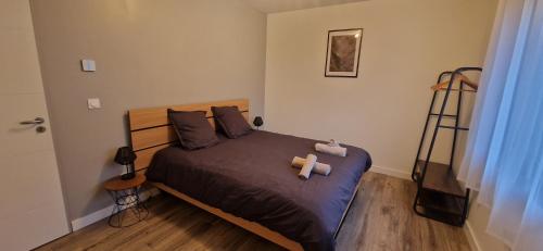 Giường trong phòng chung tại Accords Pyrénées - Vue Pyrénées - Piscine et spa - classé 4 étoiles