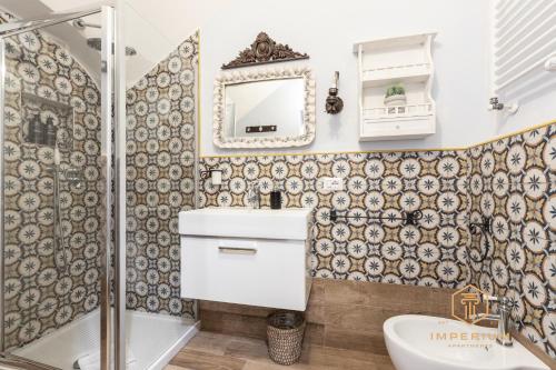 Imperium Residence - 100mt to metro, private Patio, A-C, 2-4 pax