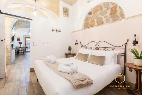 Imperium Residence - 100mt to metro, private Patio, A-C, 2-4 pax