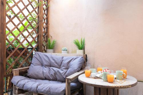 Imperium Residence - 100mt to metro, private Patio, A-C, 2-4 pax