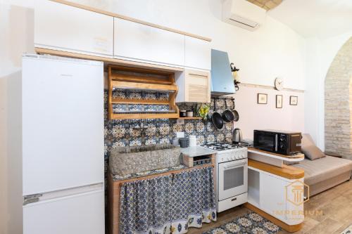 Imperium Residence - 100mt to metro, private Patio, A-C, 2-4 pax