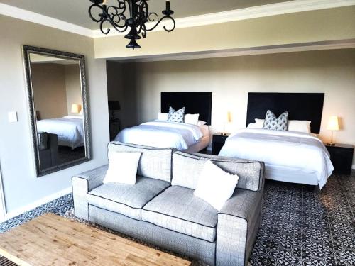 Postel nebo postele na pokoji v ubytování Luxury Seabreeze Villa with private pool and views