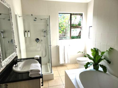 Koupelna v ubytování Luxury Seabreeze Villa with private pool and views