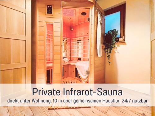 een deur naar een spa-kamer in een huis bij SONNENSEITE Schonach - Für Paare und Ruhesuchende - Private Infrarotsauna - 2 SZ - Küche mit Spülmaschine und Mikrowelle - 300 m zum Waldrand - Parkplatz direkt am Haus in Schonach