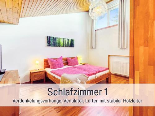 een slaapkamer met een bed met roze kussens bij SONNENSEITE Schonach - Für Paare und Ruhesuchende - Private Infrarotsauna - 2 SZ - Küche mit Spülmaschine und Mikrowelle - 300 m zum Waldrand - Parkplatz direkt am Haus in Schonach