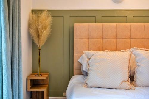 En eller flere senge i et værelse på Finest Retreats - Cheltenham Residence