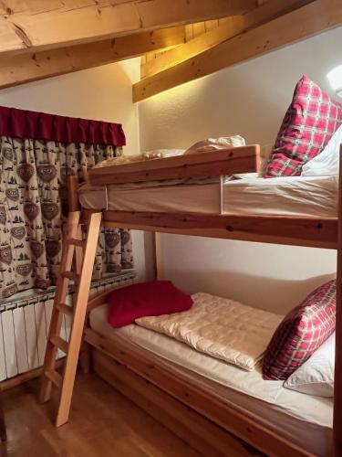 a bunk bed room with two bunk beds at L'Atelier du Temps - Chalet Pompon in Cogne
