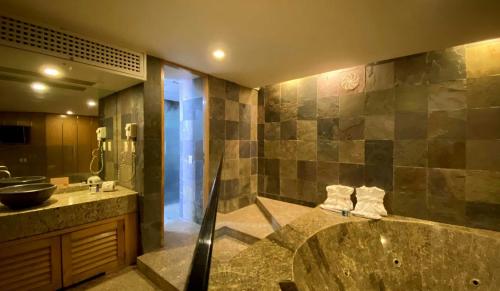 een badkamer met een groot bad en een wastafel bij Hotel Lord in Mexico-Stad