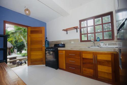 een keuken met een spoelbak en een fornuis bij Luigi’s Glamping in Bacalar