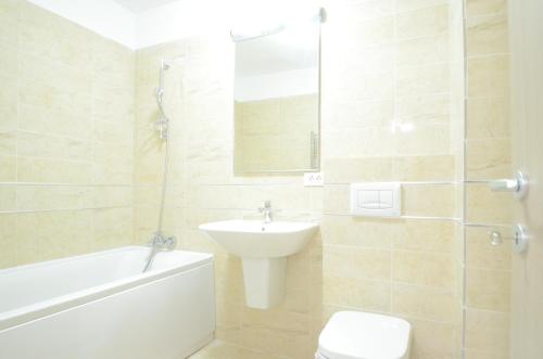 Ένα μπάνιο στο Uptown Residence Apartments