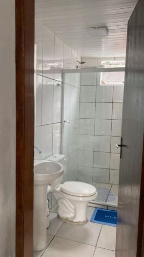a bathroom with a toilet and a sink at Hospedagem estação in Morretes