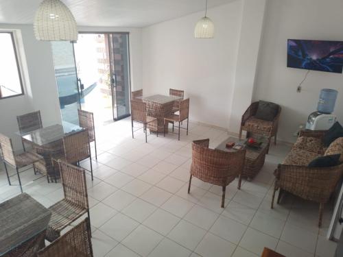 een eetkamer met een tafel en stoelen en een tafel en stoelen bij Almar Maragogi in Maragogi