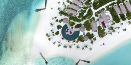 een luchtfoto van een eiland in de oceaan bij Hotel Whale Lagoon Maldives in Machchafushi