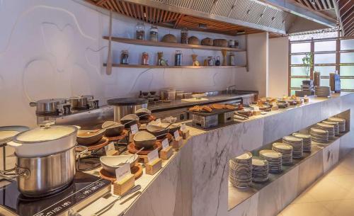 een keuken met een heleboel potten en pannen bij Hotel Whale Lagoon Maldives in Machchafushi