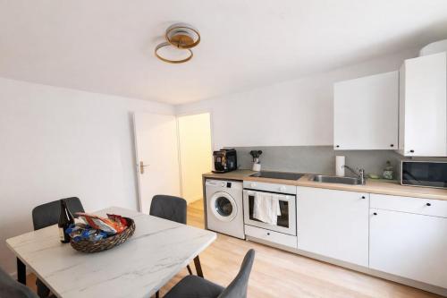 Een keuken of kitchenette bij Munich Premium Guesthouse-2