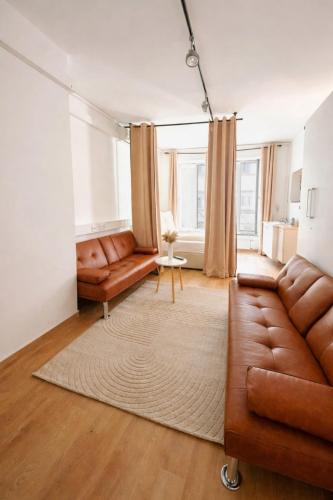 een woonkamer met een bank en een tapijt bij Munich Premium Guesthouse-2 in München